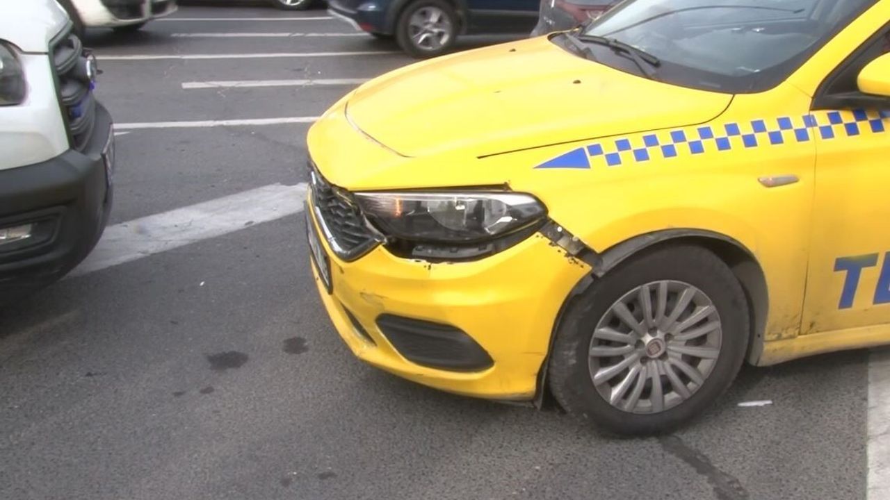 Fatih'te Taksi-Motosiklet Çarpışması: Sürücü Yola Savruldu