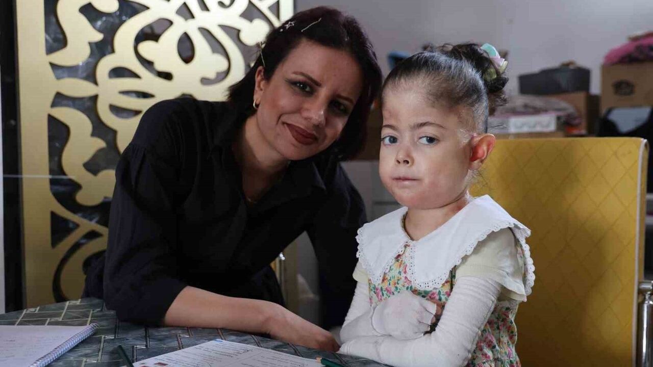 Fatma'nın Okuma Sevgisi: Evde Eğitimle Epidermolizis Bülloza'ya Rağmen Başarı