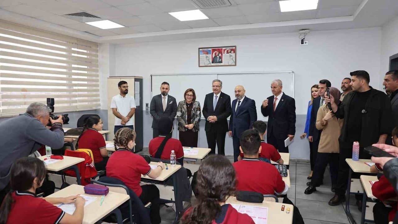 Fatma Şahin, Gaziantep’te LGS ve YKS Deneme Sınavında Öğrencilerle Buluştu