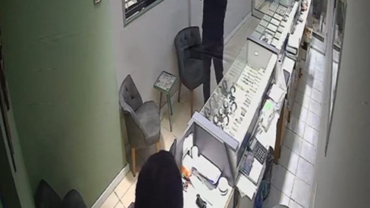 Fatsa'da kuyumcu soygunu kamerada: Yaklaşık 5 kilo altın gaspı