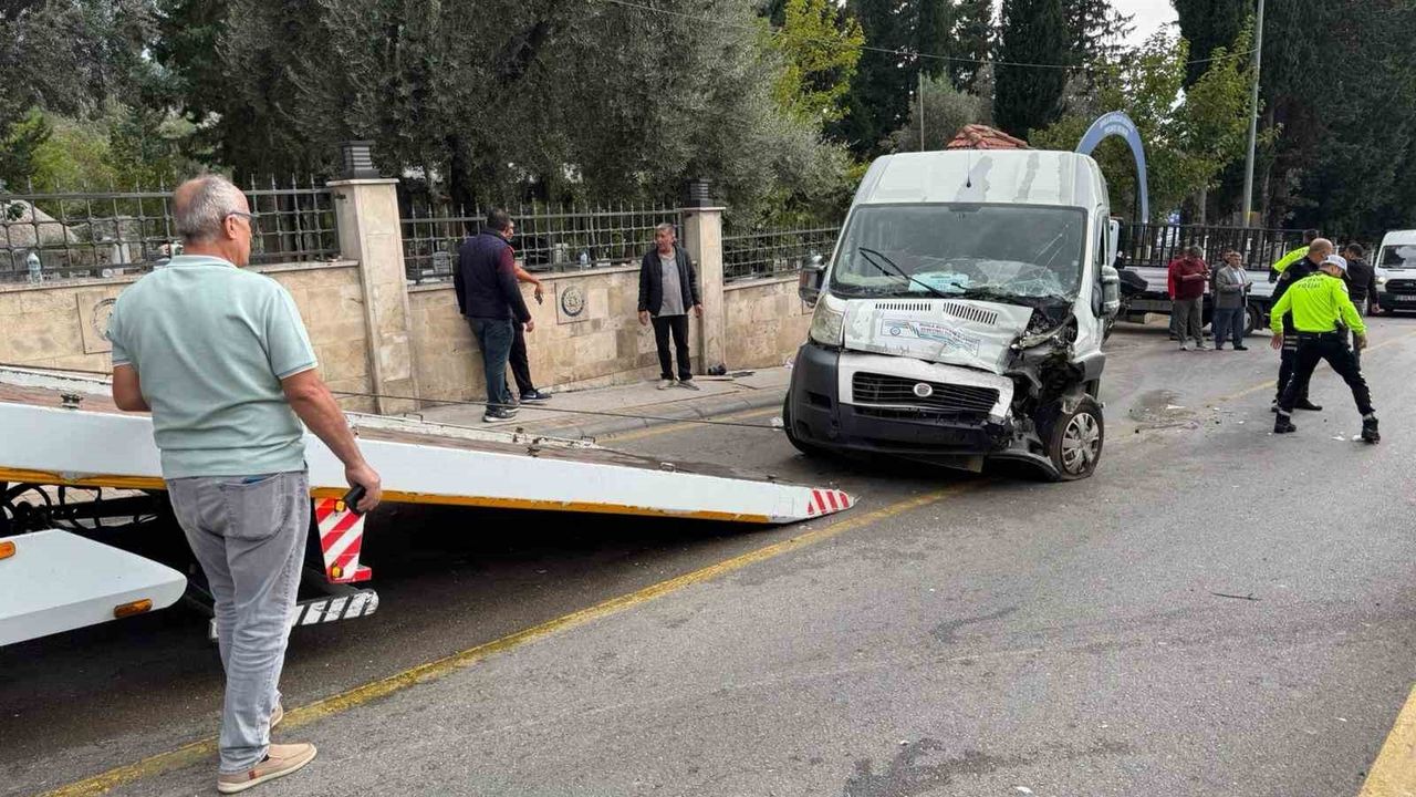 Fethiye'de Freni Patlayan Kamyon Öğrenci Servisine Çarptı — 1 Öğretmen, 21 Öğrenci Yaralı