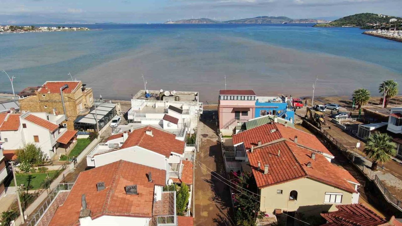Foça'da Sel: Deniz Sahil Boyunca Kırmızıya Döndü
