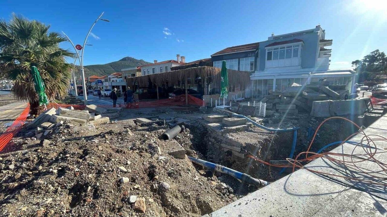 Foça'da Sel: Sokaklar 'Venedik'i Andırdı, Esnaf Büyük Mağdur