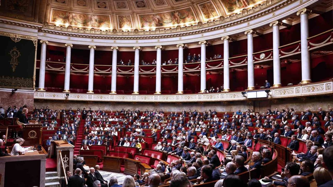 Fransa'da Emeklilik Reformu Askıya Alındı