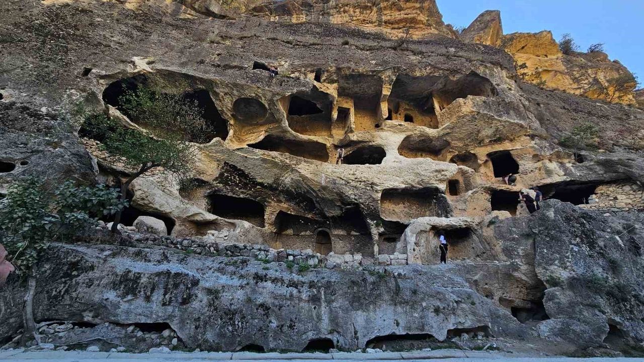 Gabar Dağı'nda '7 Katlı Apartman Mağara': Şırnak'ın Saklı Tarihi Yerleşimi