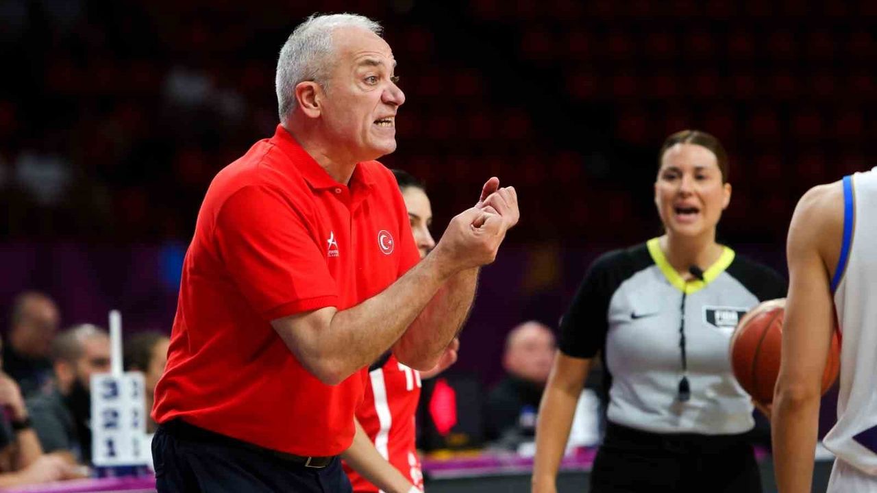 Galatasaray, Kadın Basketbol Başantrenörü Ekrem Memnun ile Yollarını Ayırdı