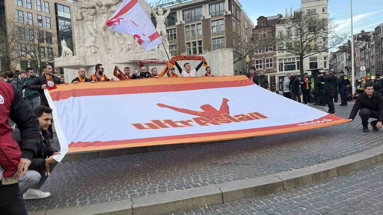 Galatasaray Taraftarları Dam Meydanı'nda Coşkulu Destek