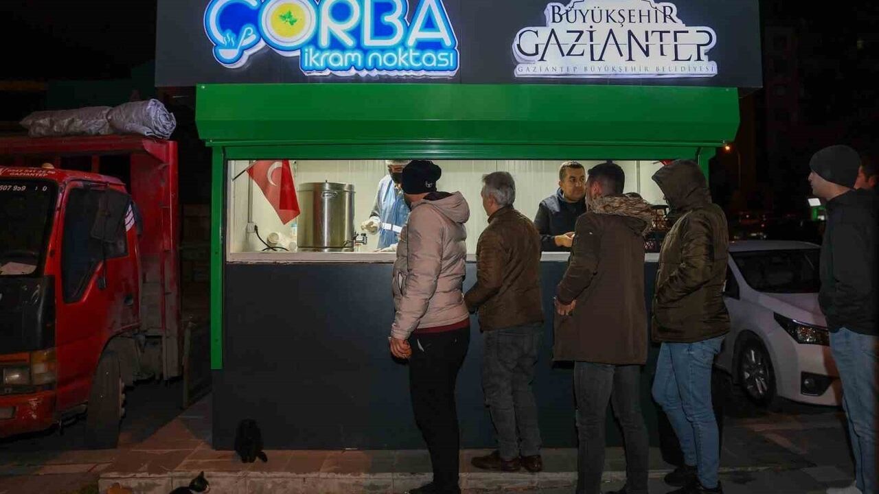 Gaziantep Büyükşehir 39 Noktada Her Sabah 15 Bin Kişiye Sıcak Çorba İkramı