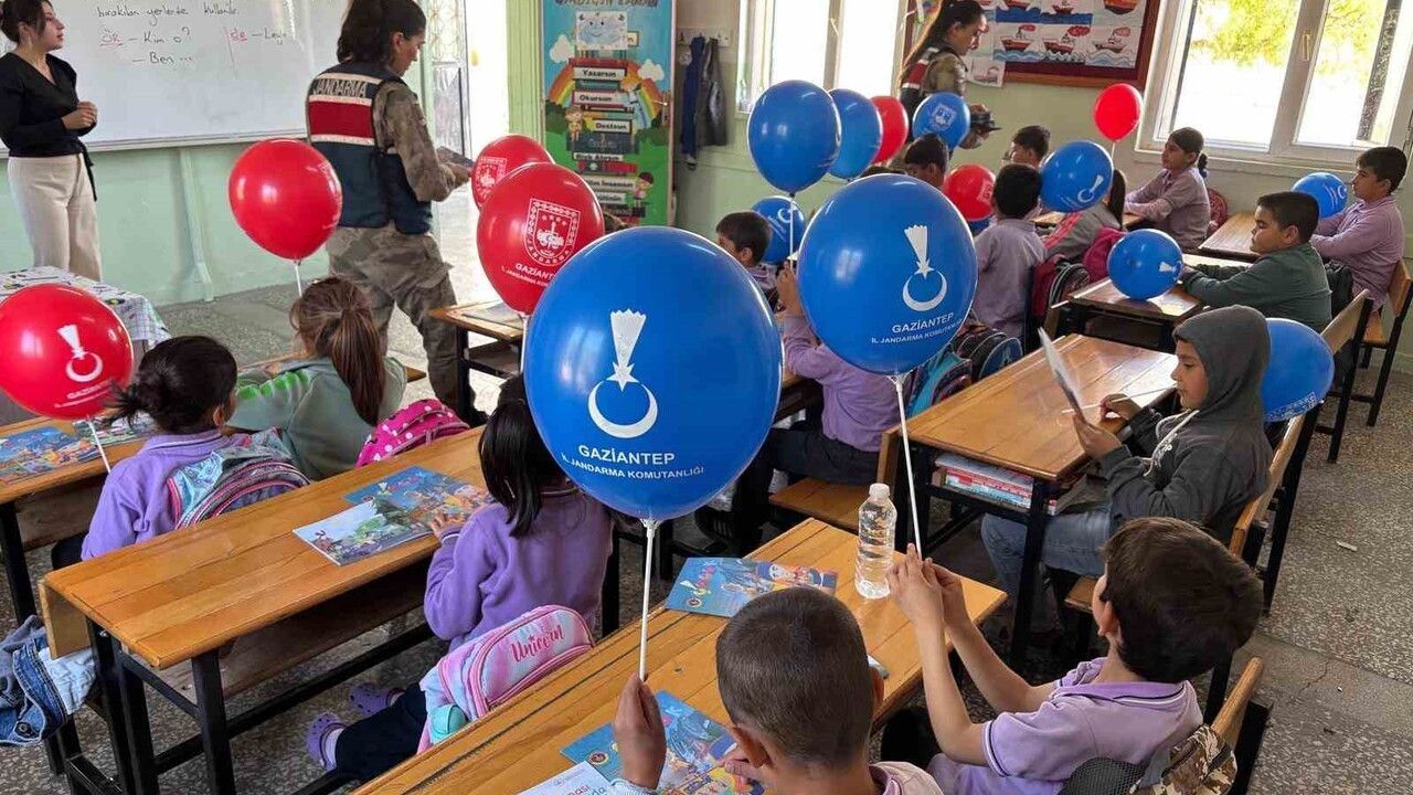 Gaziantep Jandarması, Dünya Çocuk Hakları Günü'nde Gökçebayam İlkokulu'nu Ziyaret Etti