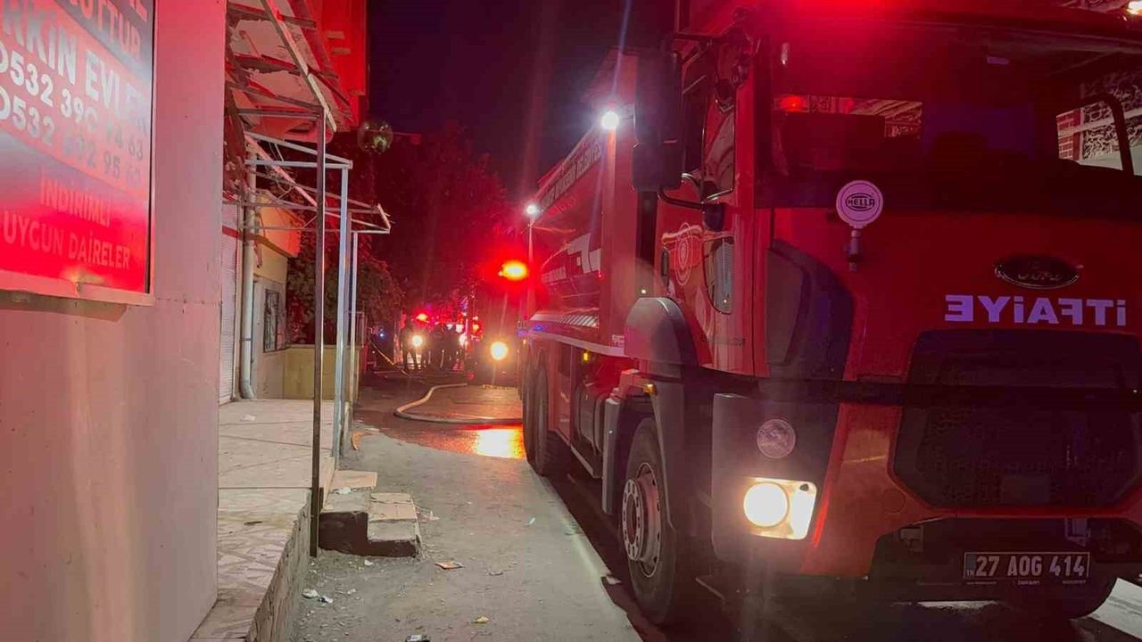 Gaziantep’te 4 Katlı Boş Bina Alevlere Teslim Oldu