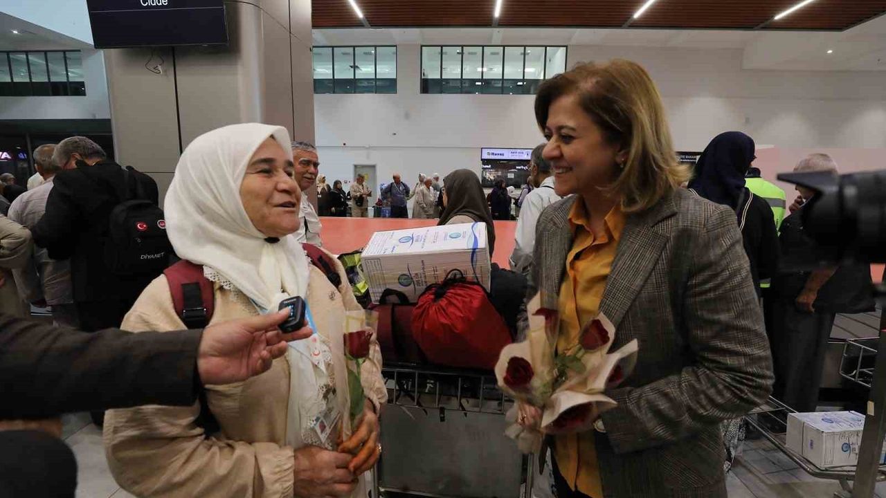 Gaziantep'te 41 Yıllık Evli Çınarlarımız Projesinin İkinci Kafilesi Umre'den Döndü