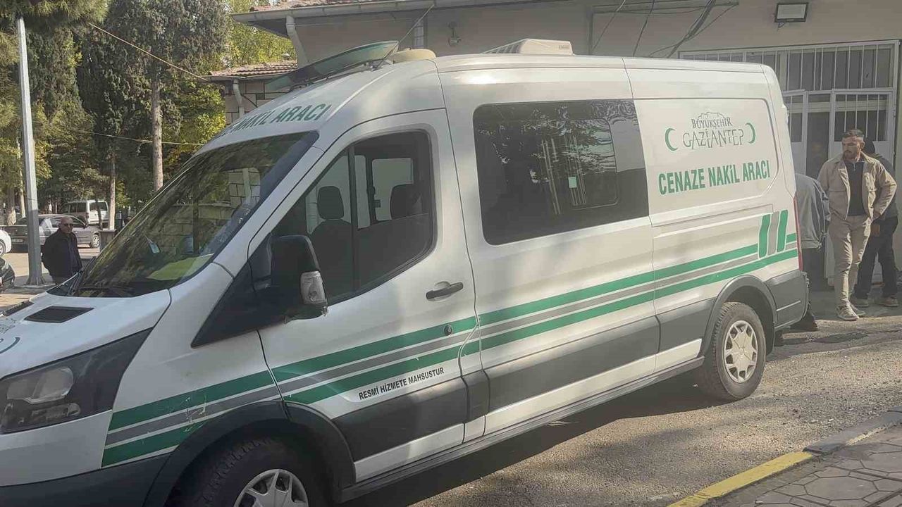 Gaziantep'te Havalimanına Giderken Kaza: Silaj Kamyonuna Çarpan Otomobilde 3 Ölü