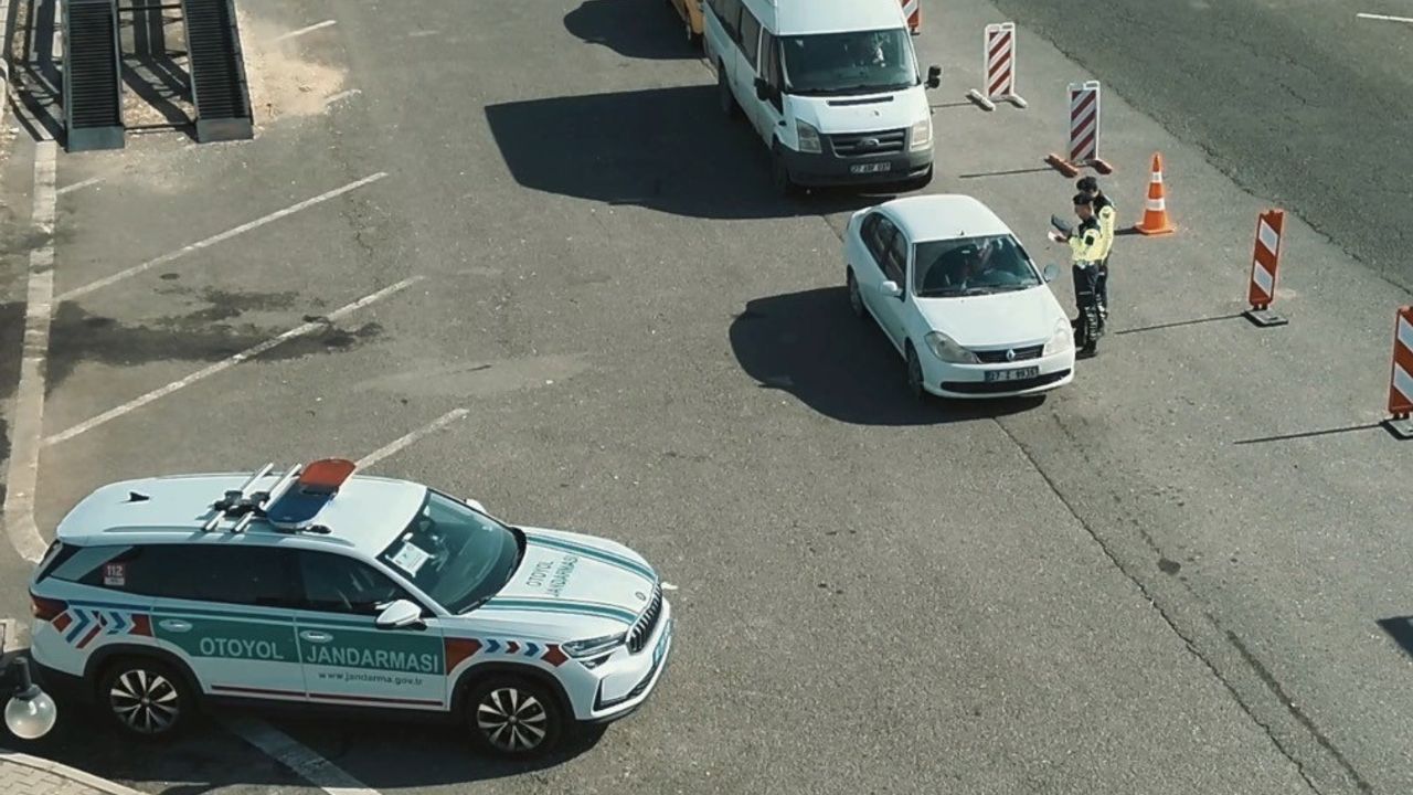 Gaziantep'te Jandarmadan Dron Destekli Trafik Denetimi: 390 Araç Trafikten Men