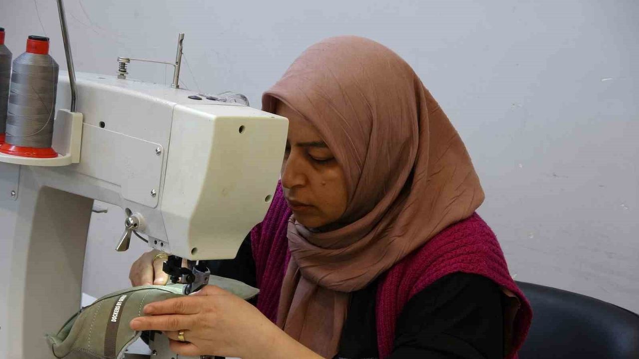 Gaziantep'te Kadınlar Ayakkabı Sektörünü Canlandırıyor