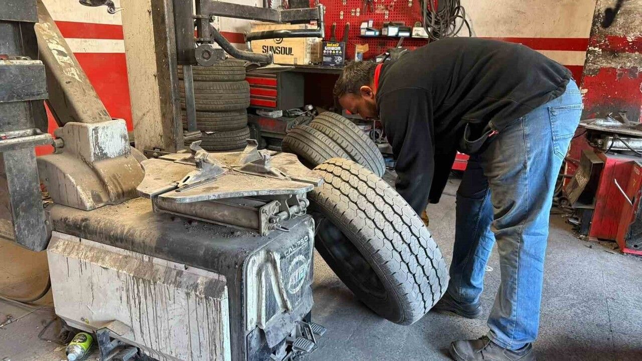 Gaziantep'te Lastikçilerde Kış Lastiği Yoğunluğu