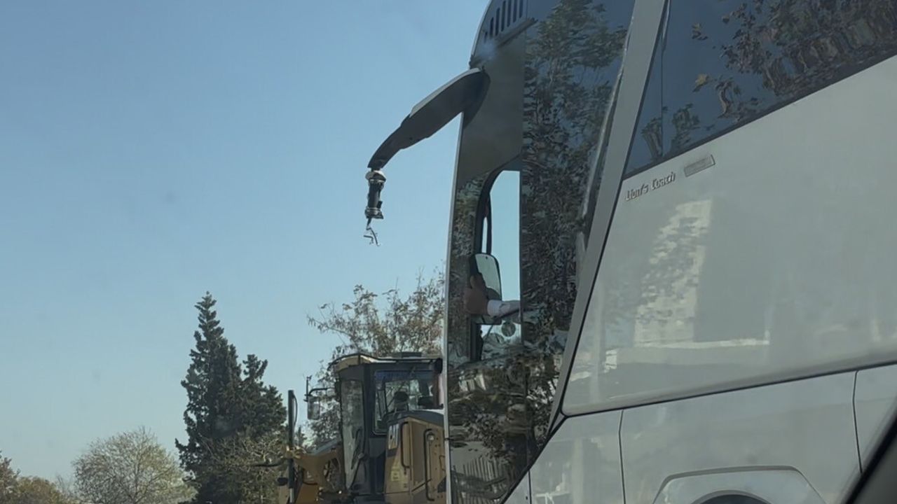 Gaziantep'te Otobüs Şoförü Kırılan Aynayı Eliyle Tutup Seferine Devam Etti
