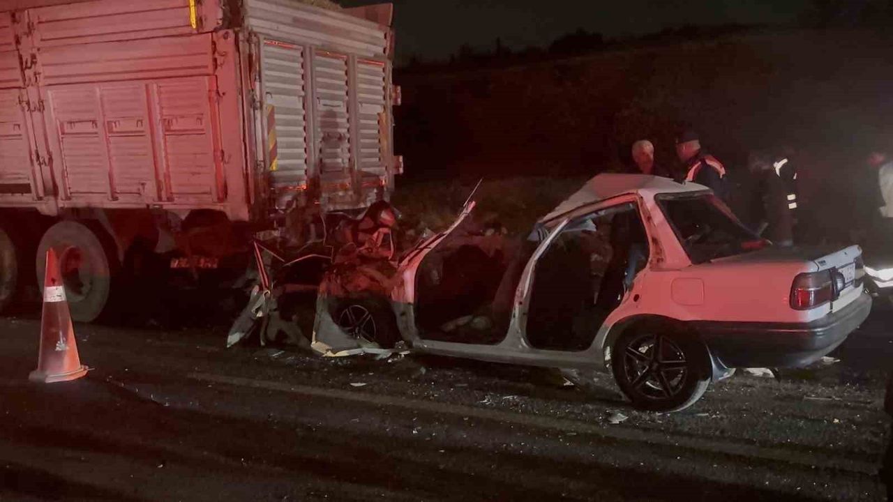 Gaziantep'te otomobil kamyona arkadan çarptı: 3 ölü