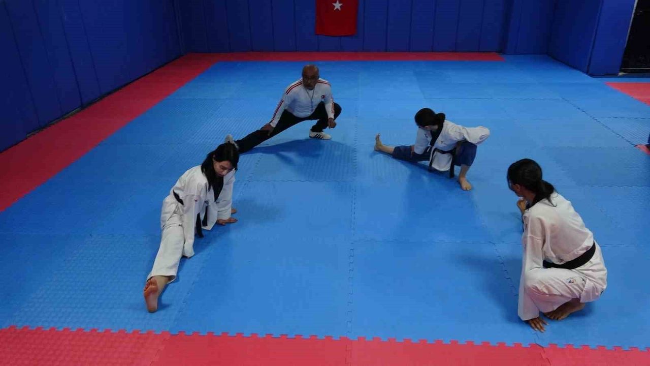 Gaziantep’te Tekvandocu Baba 3 Kızını Milli Tekvandocu Yaptı