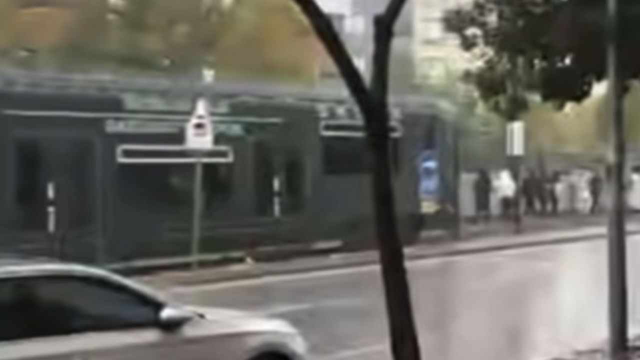 Gaziantep'te Tramvaya Yıldırım Düştü: Yüzlerce Yolcu Facianın Eşiğinden Döndü