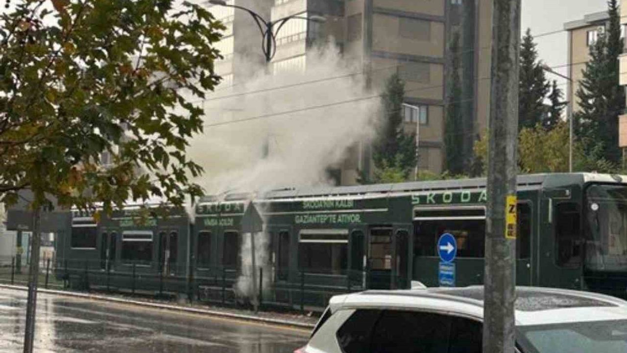 Gaziantep'te Tramvaya Yıldırım İsabet Etti: Yolcular Güvenle Tahliye Edildi