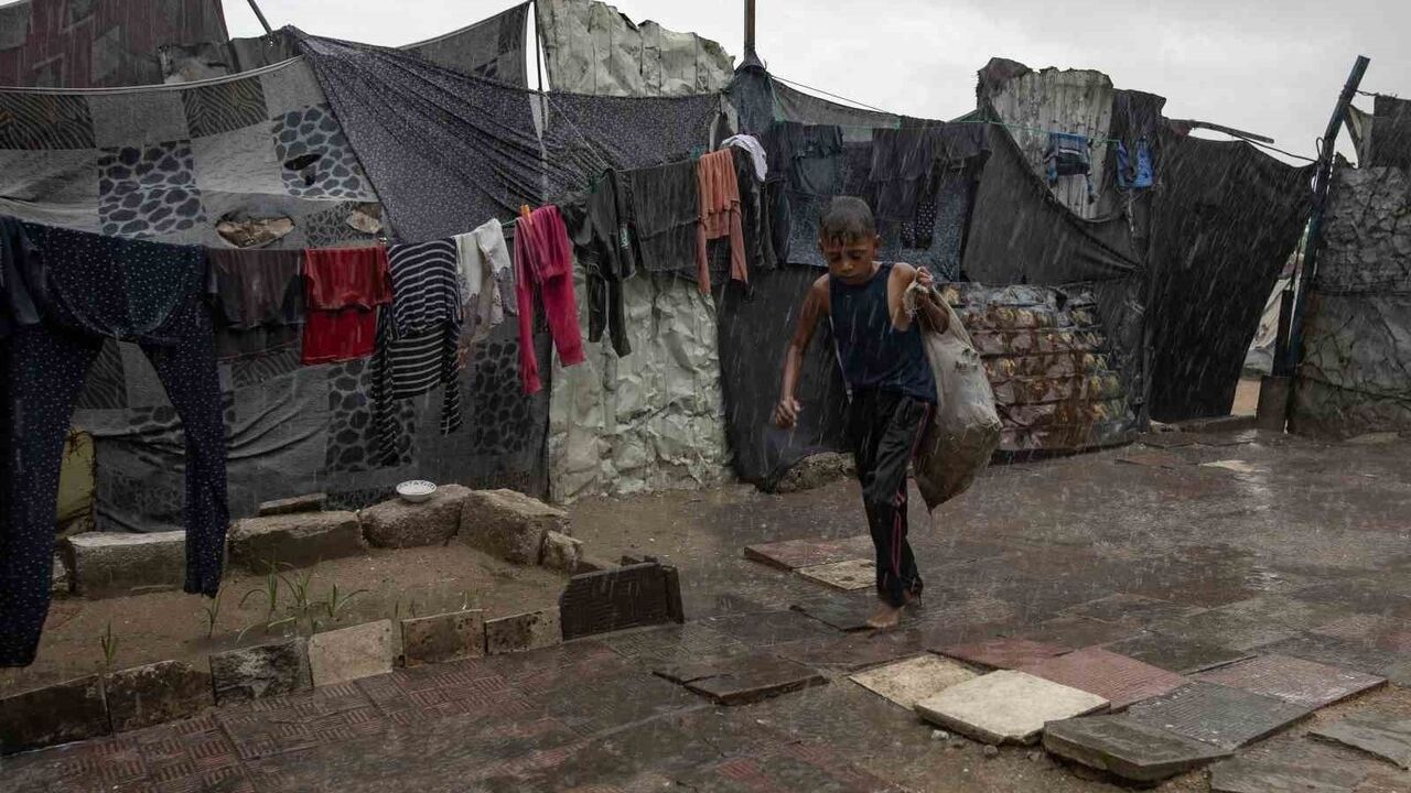 Gazze'de Şiddetli Yağış: Çadırlar Sular Altında