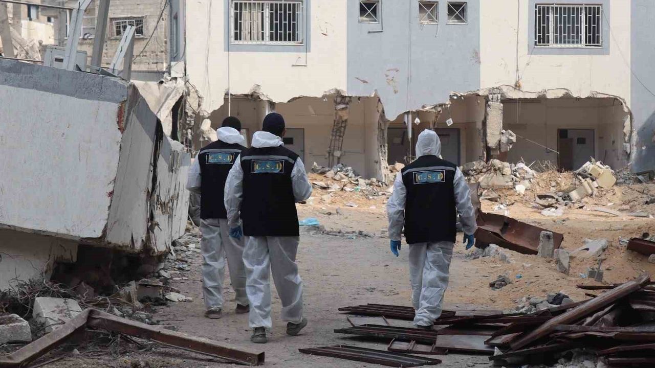 Gazze'de Toplu Defnedilen 35 Cenaze Mezarlardan Çıkarıldı — Kimlik Tespiti İçin Şifa Hastanesi'ne Sevk