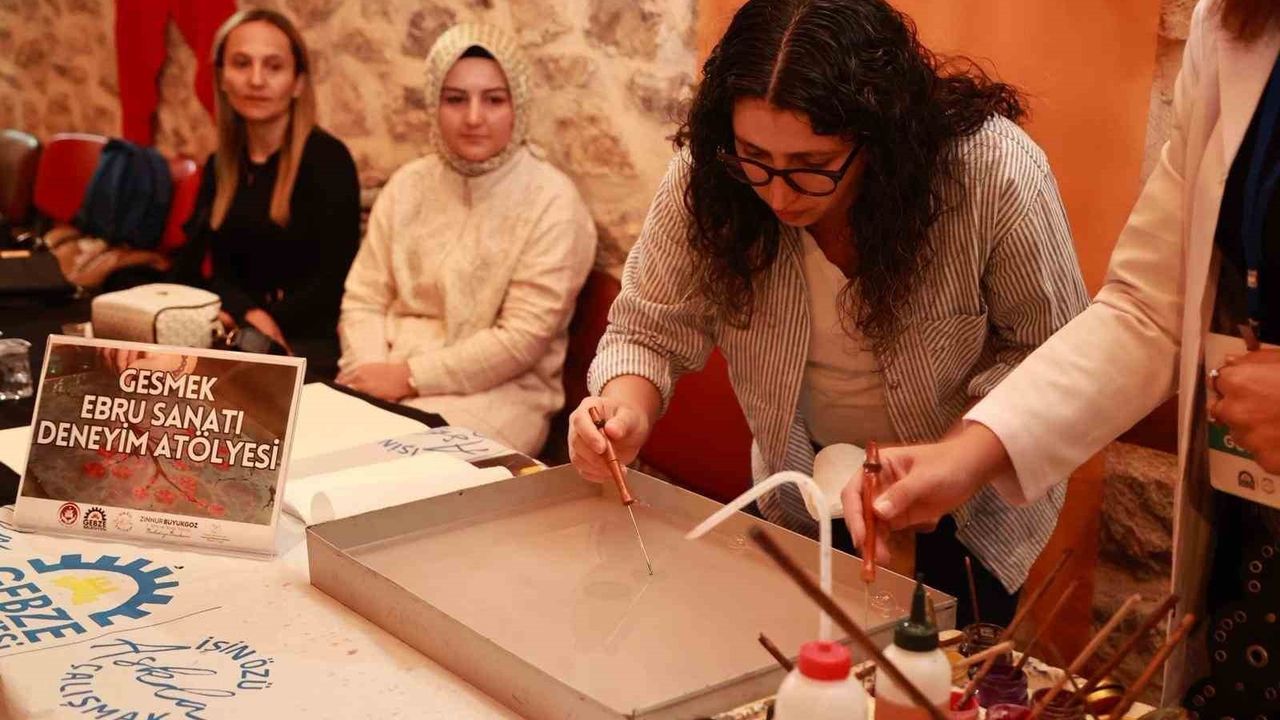 Gebze'de GESMEK Kursiyerleri Tarihi Su Dolabında Ebru Etkinliğinde Buluştu