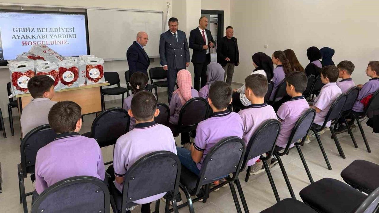 Gediz'de 987 Öğrenciye Kışlık Bot Dağıtımı