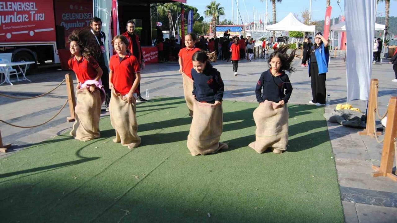 Geleneksel Oyunlar Tırı Fethiye'de: 3 bin 500 Öğrenci Ata Oyunlarıyla Buluştu