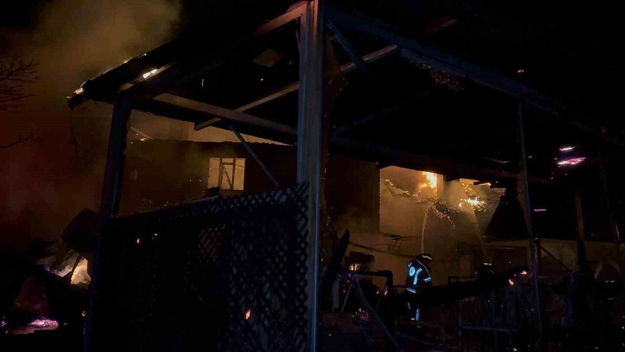 Gemlik'te Kayalar Kafe Yangını İşletmeyi Külleştirdi