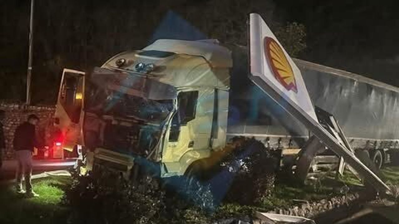 Geyve'de tır yön tabelasına çarpıp akaryakıt istasyonuna girdi