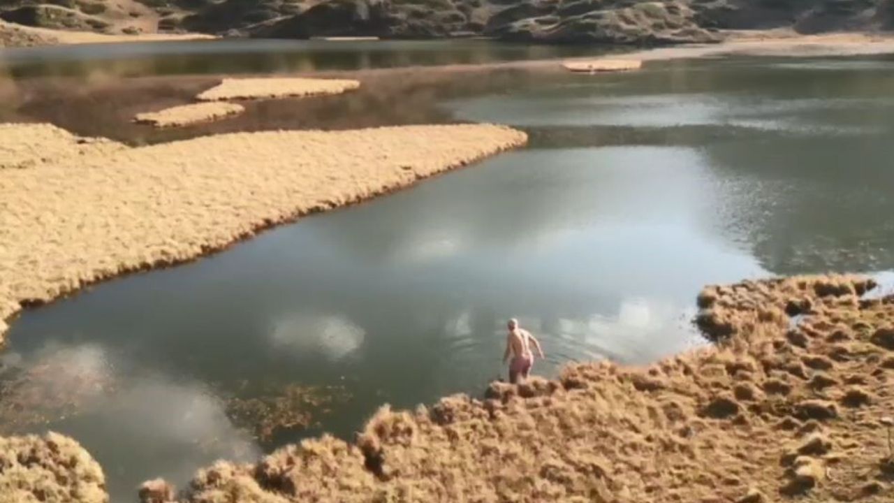 Giresunlu Dağcı Artvin'de Eksi 2 Derecede Yüzen Adalar Gölü'nde Yüzdü