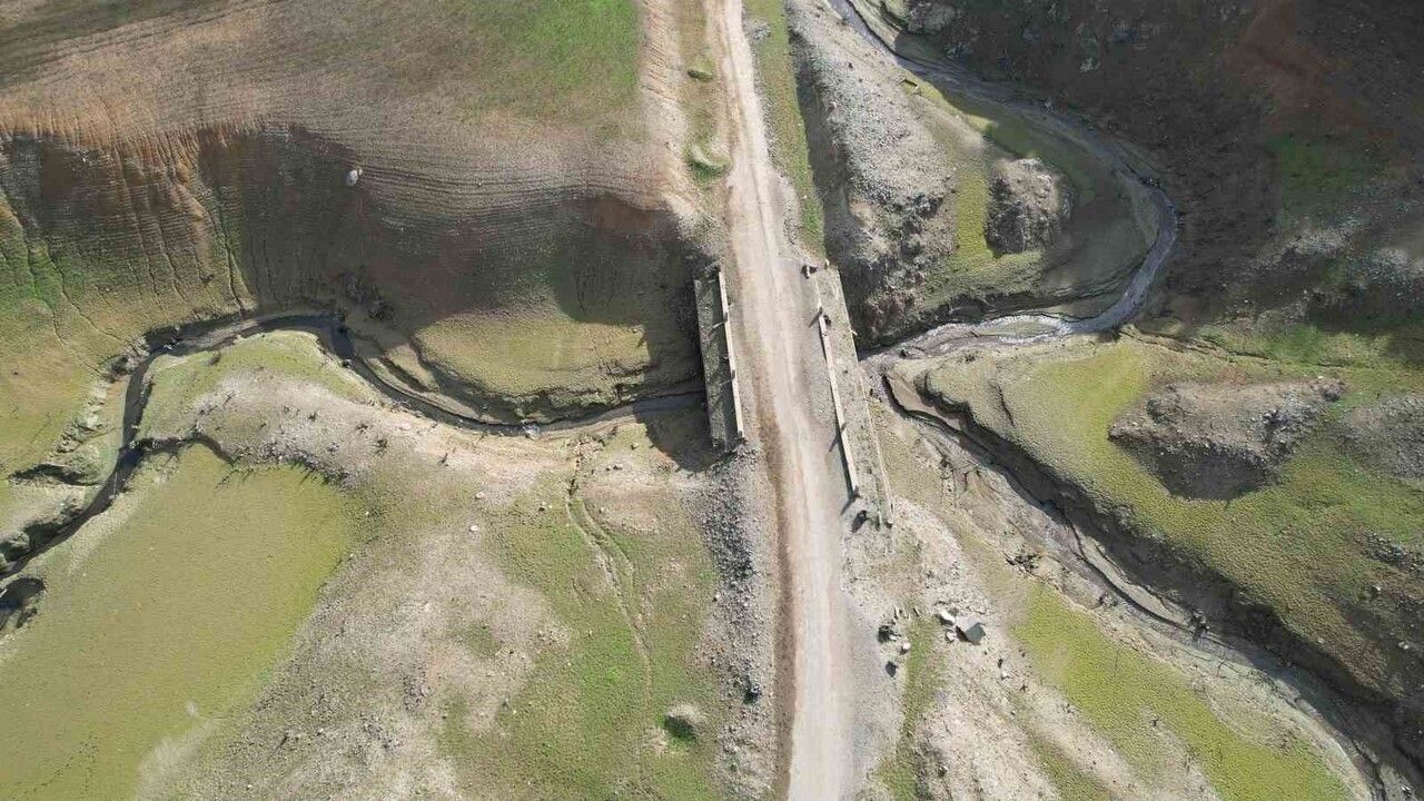 Gökçe Barajı’nda Su Çekildi: Çınarlı Hıyabanı’nın Tarihi Yol Kalıntıları Ortaya Çıktı