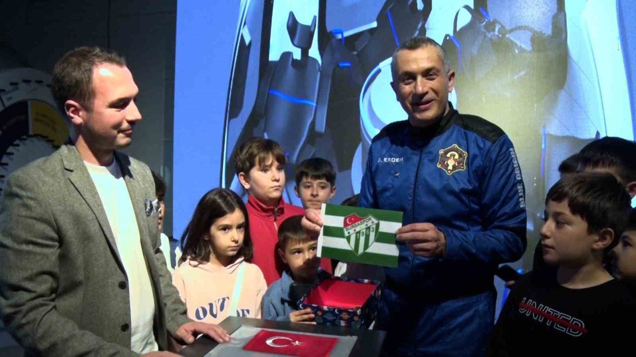 Gökhan Erdem, Uzaya Çıkardığı Bursaspor Bayrağını GUHEM’e Teslim Etti
