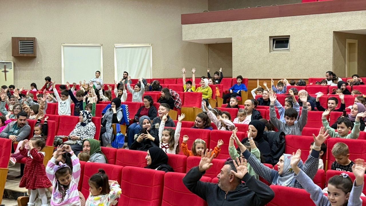 Gölcük'te Ara Tatilde 'Miyav Karnavalı' Ücretsiz Tiyatro