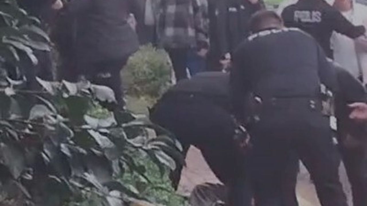 Gölcük'te Bıçakla Dehşet Kamerada: Aranan Şüpheli Polis Tarafından Yaralandı