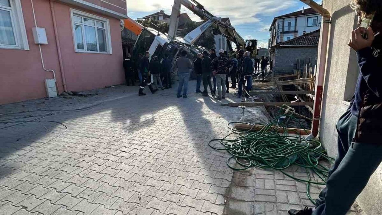 Gönen'de Beton Mikseri Yan Yattı — Vinçle Kaldırıldı, Yaralanma Yok