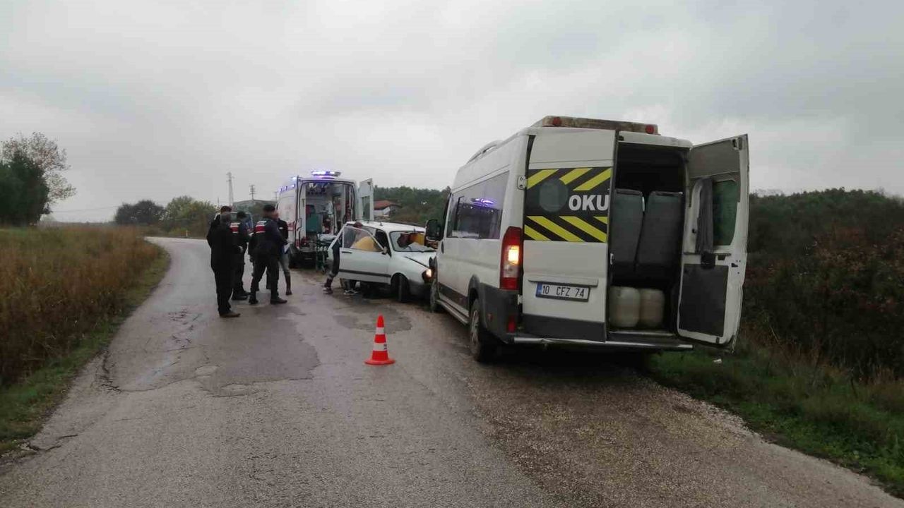 Gönen'de Trafik Kazası: Sürücü İtfaiye Ekiplerince Kurtarıldı