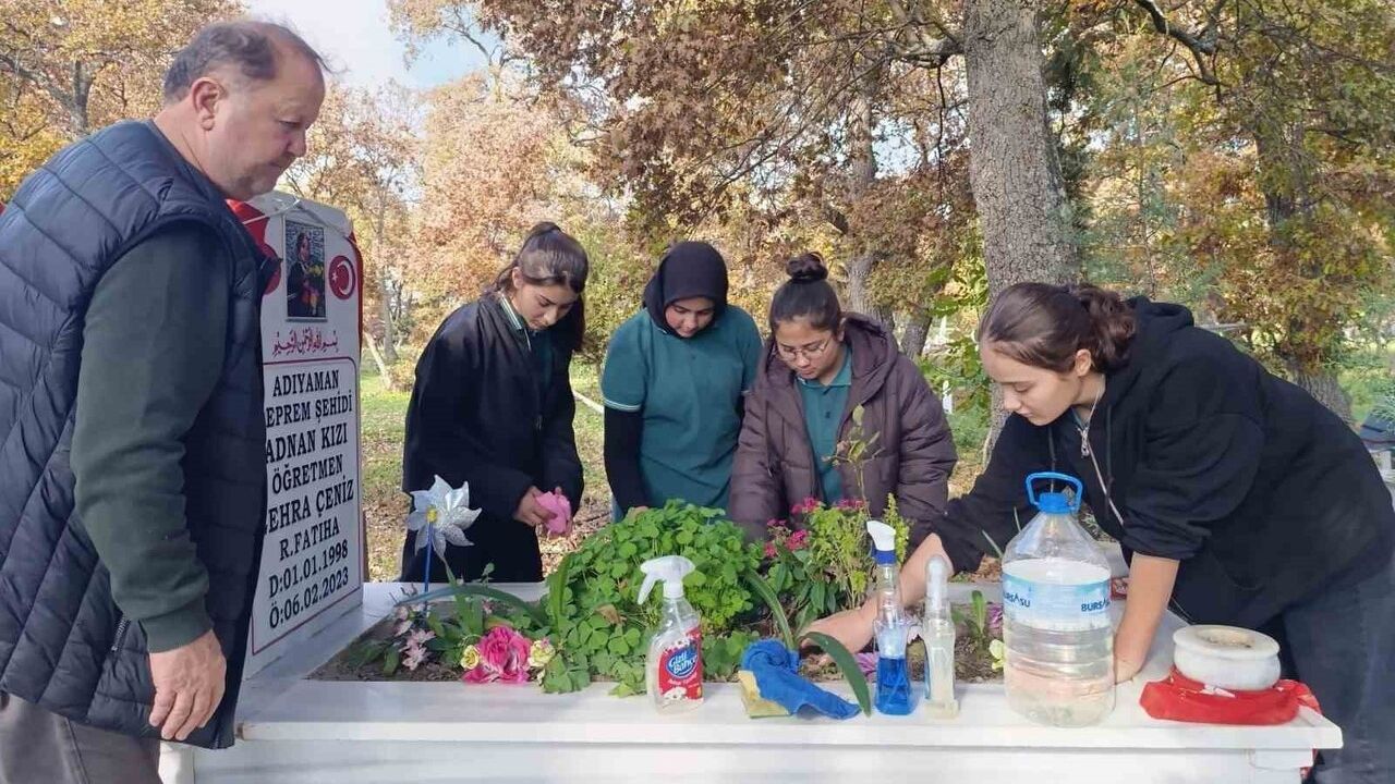 Gördesli Öğrenciler 24 Kasım'da Şehit Öğretmenleri Unutmadı