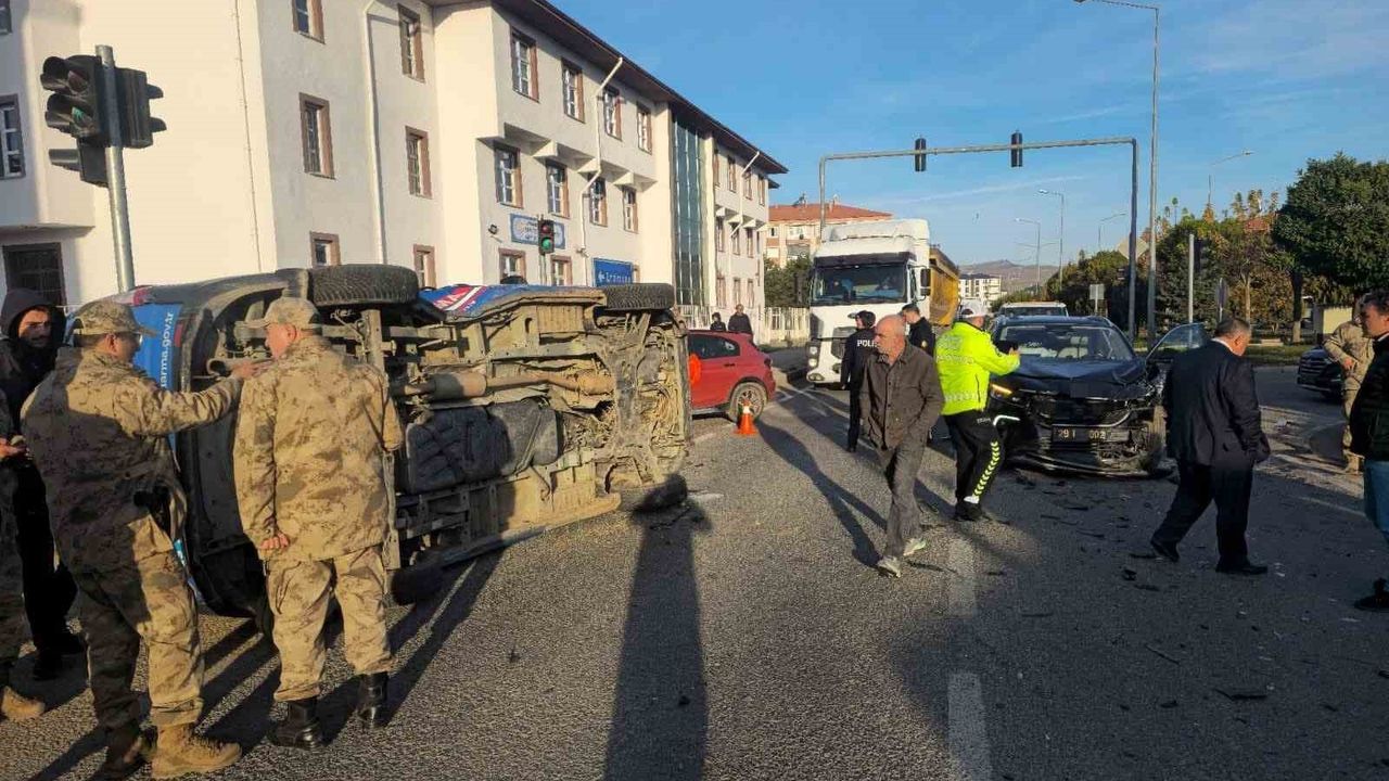 Gümüşhane'de Belediye Aracı ile Jandarma Minibüsü Çarpıştı: 2 Asker Yaralandı