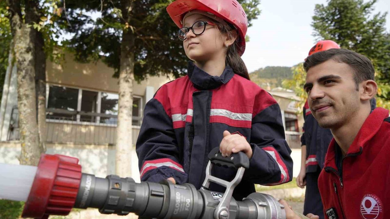 Gümüşhane'de 'Gençlik İtfaiyesi' ile itfaiyecilik eğitimi temelden başlıyor