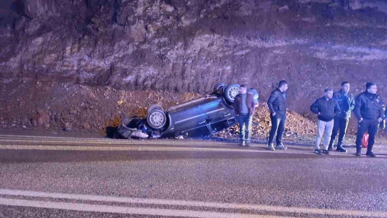 Gümüşhane-Trabzon yolunda kayalardan kaçan otomobil takla attı: 2 yaralı