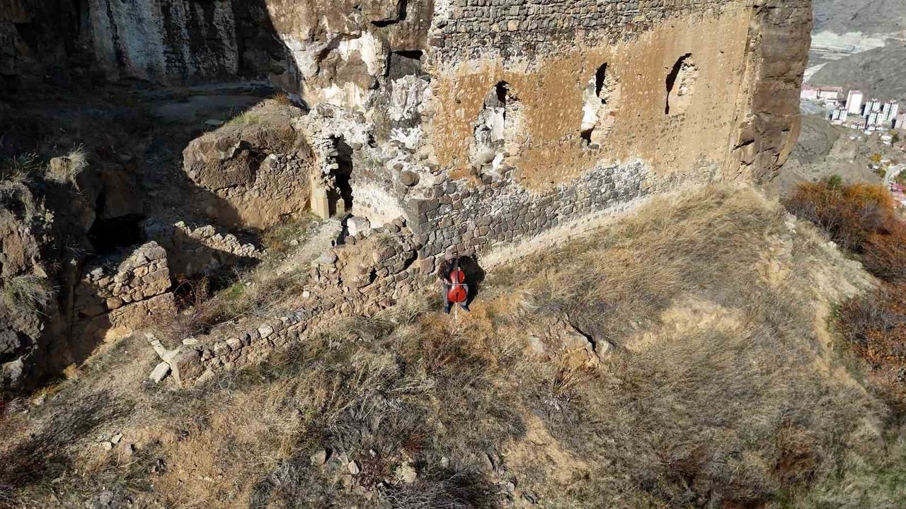 Gümüşhaneli Müzisyenden Viyolonselle Tarihi Mekanlarda 'Atımı Bağladım Bir Kotana' Performansı