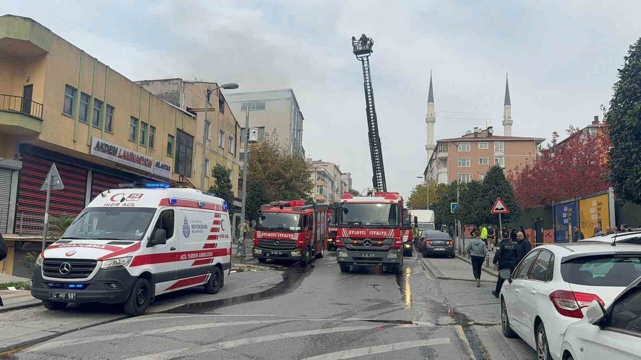 Güngören'de 3 Katlı Tekstil Fabrikası Yandı: Çatı Alev Alev Kamerada