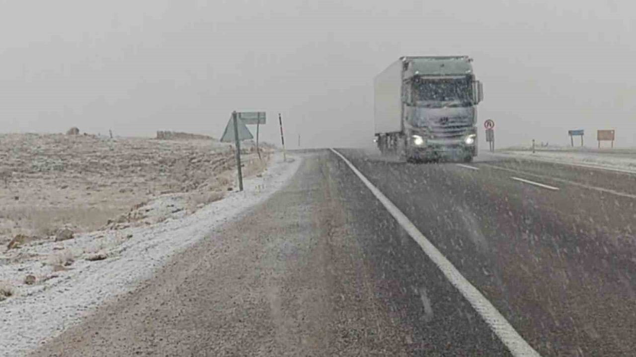 Gürün'de Yoğun Kar: Görüş Mesafesi Yer Yer 50 Metreye Düştü