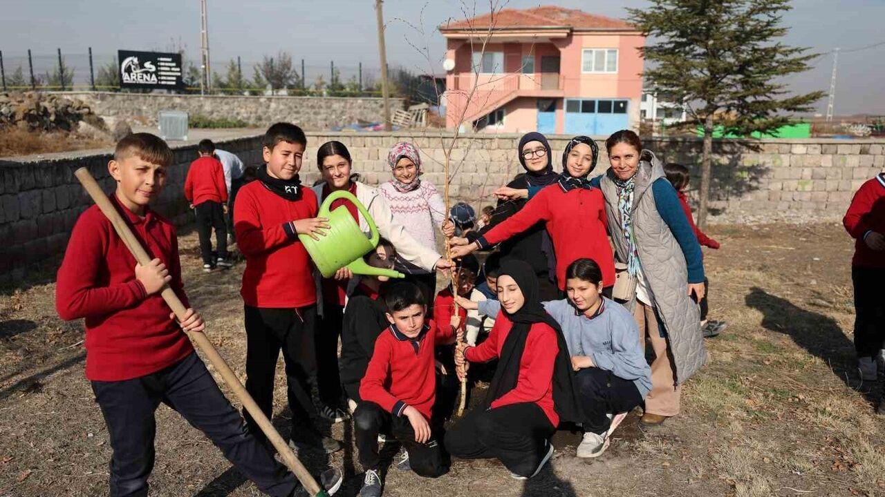 Hacılar’da 'Geleceğe Nefes' Ağaç Dikimi — Bilal Özdoğan Karpuzsekisi Mustafa Tatar İlkokulu'nda