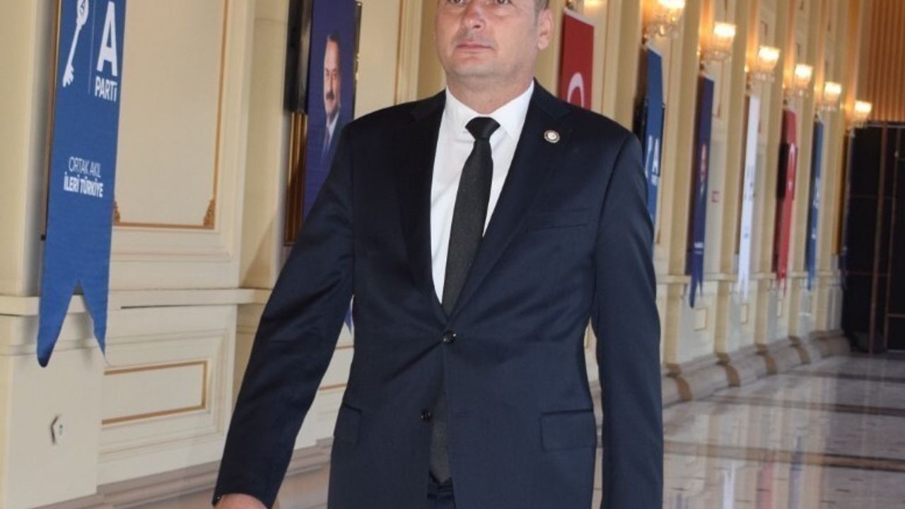 Hakan Saruhan'dan 24 Kasım Öğretmenler Günü Mesajı: 'Başımızın Tacı Öğretmenlerimizin Günü Kutlu Olsun'