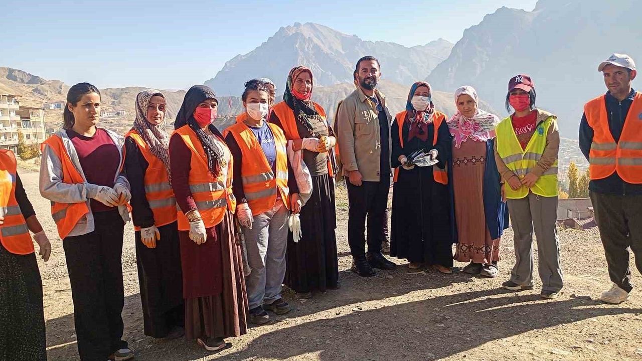 Hakkari Belediyesi'nden Dürüstlük Örneği: Çanta Dolusu Para Sahibine Teslim Edildi