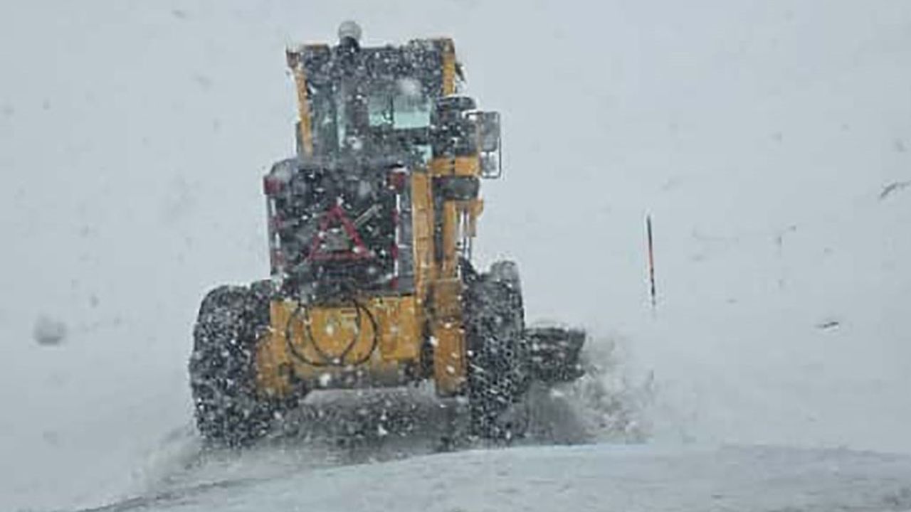 Hakkari'de 2600 Rakımda Karda Mahsur Kalan Yolcular Kurtarıldı