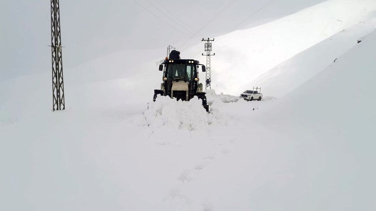Hakkari'de 9 Köy ve 21 Mezra Yolu Ulaşıma Açıldı